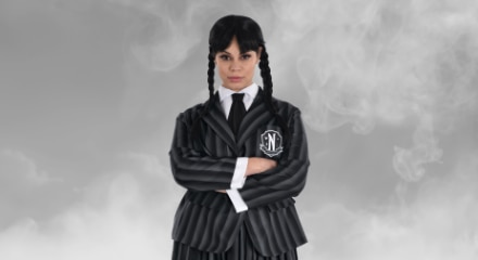 Une fille portant un costume de Mercredi Addams.