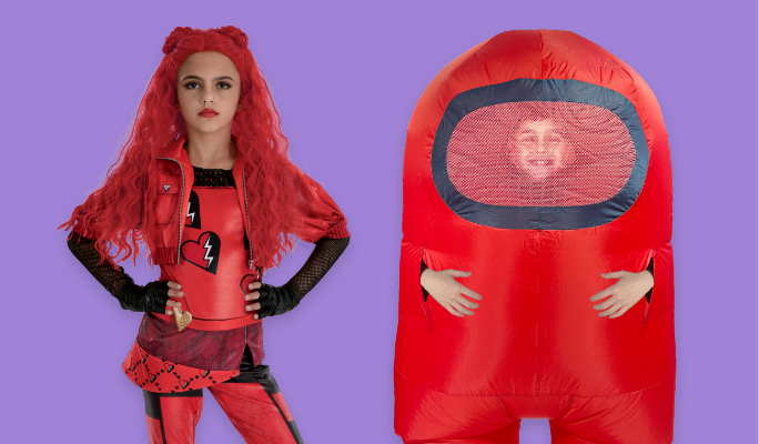 Un garçon portant un costume d'Halloween gonflable rouge.