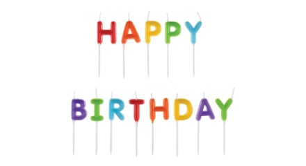 Des bougies en forme de lettres multicolores qui forment les mots « HAPPY BIRTHDAY ».