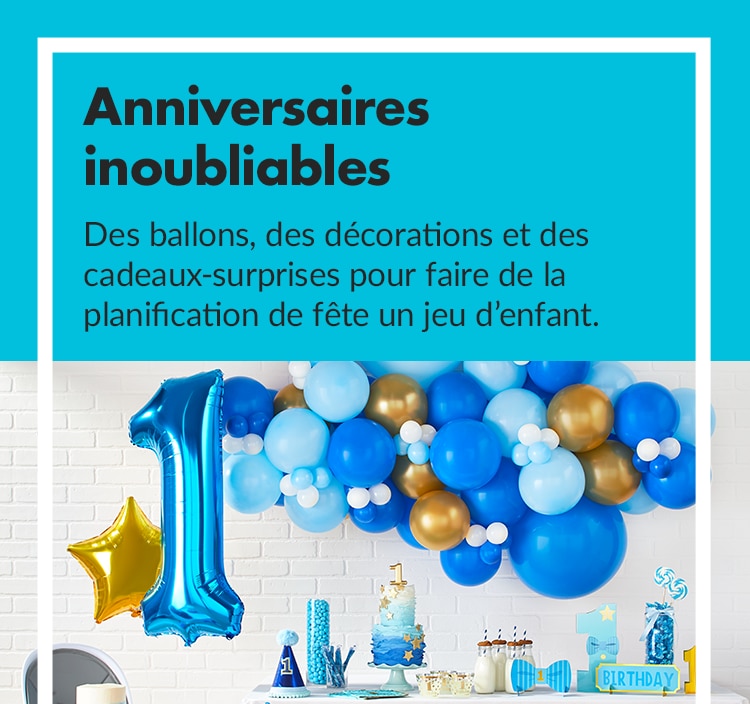 Table avec des gâteaux et des centres de table pour la première fête d’anniversaire d’un enfant avec un grand ballon en aluminium en forme de numéro 1 et un bouquet de ballons bleu et or.