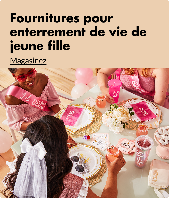 Trois femmes assises à une table décorée d'assiettes roses et blanches, de petits cadeaux, de boissons et de collations.
