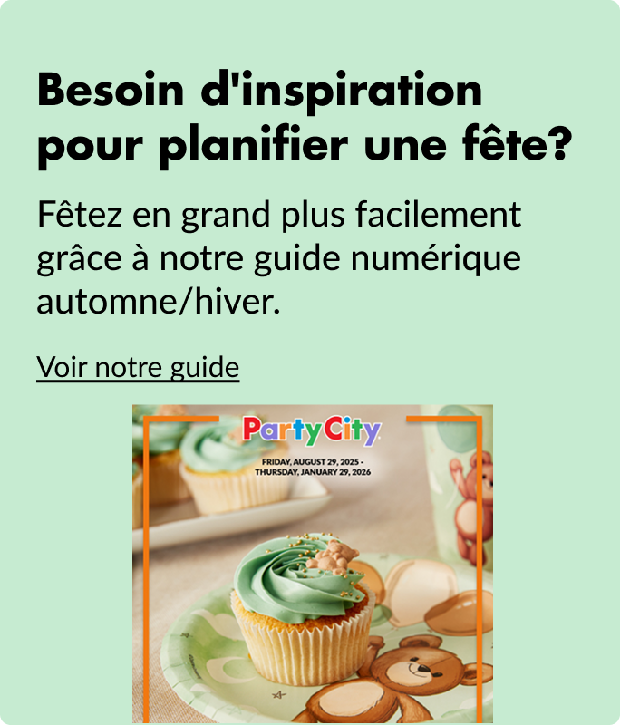 Un petit gâteau avec du glaçage vert posé sur une assiette de fête blanc et vert ornée d'un ours en dessin animé.
