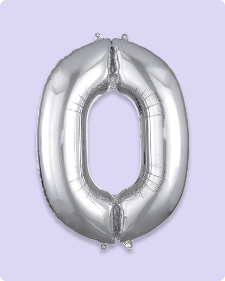 Un ballon gonflable en argent avec le chiffre 0. 