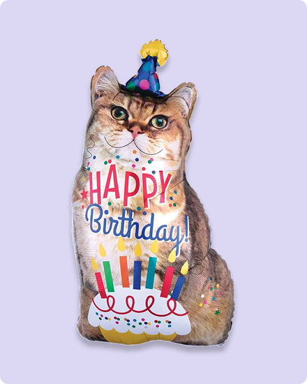 Un chat gonflable portant un ballon de chapeau d’anniversaire avec les mots «&nbsp;Joyeux anniversaire&nbsp;» à l’avant.