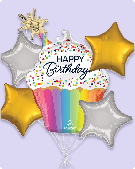 Un ballon gonflable à petits gâteaux multicolores avec les mots «&nbsp;Joyeux anniversaire écrit sur celui-ci&nbsp;» entouré de ballons en forme d’étoile argentée et or.