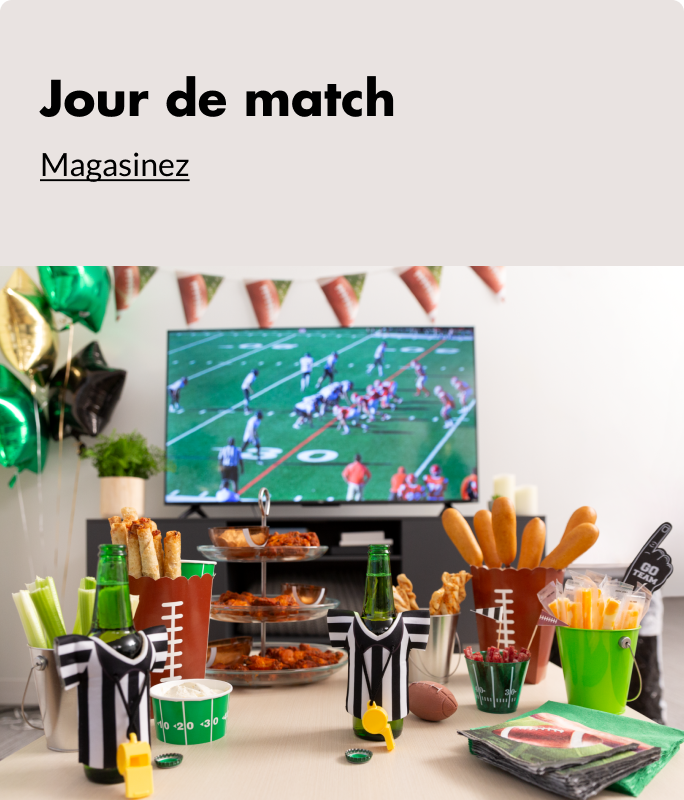 Une table décorée de nourriture, de vaisselle à thème de football, de plats de service et de décorations pour le Jour de match.