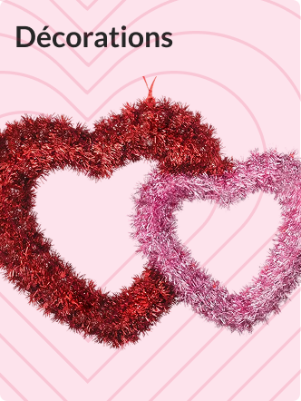 Une grande décoration en forme de cœur rouge à côté d’une petite décoration en forme de cœur rose.
