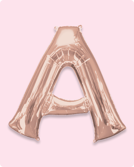 Un ballon gonflable doré en forme de la lettre « A ».