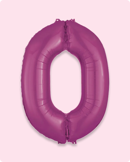 Un ballon gonflable violet en forme du chiffre 0.