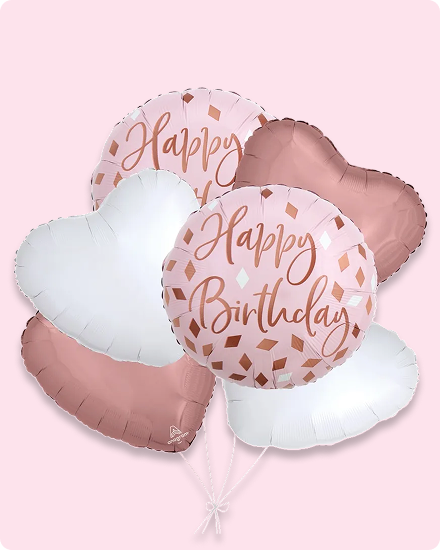 Des ballons rouges et roses ronds et en forme de cœurs avec le text « Happy Birthday ».