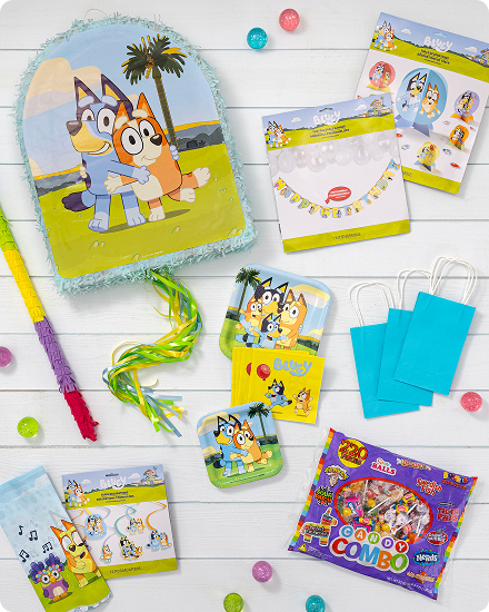 Une table décorée de cadeaux-surprises, de décorations et d’accessoires à thème Bluey.