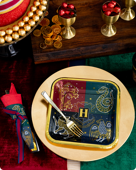 De la vaisselle, des plats de service et des décorations de fête à thème Harry Potter.