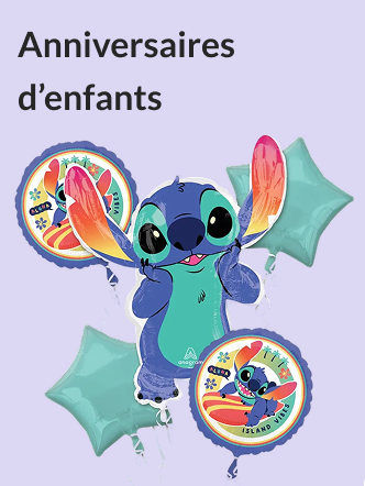 Le personnage Stich du film Lilo et Stitch entouré de ballons verts en forme d’étoile et d’assiettes en papier thématiques.