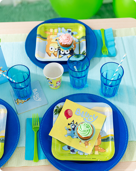 Une table décorée de cadeaux-surprises, de décorations et d’accessoires à thème Bluey.