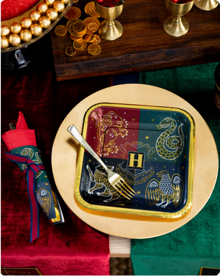 De la vaisselle, des plats de service et des décorations de fête à thème Harry Potter.