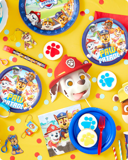 Une table décorée de desserts, de vaisselle, de plats de service et de décorations de fête à thème Pat’ Patrouille.